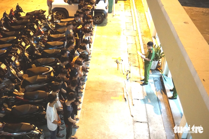 48 thanh thiếu niên làm náo loạn phố Đà Nẵng: Nghe đọc lệnh khởi tố thì mếu máo - Ảnh 2.