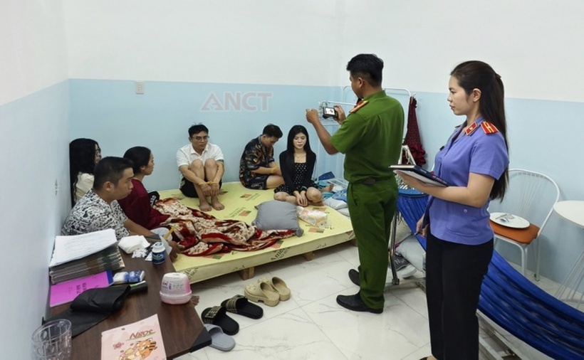 Cơ quan chức năng kiểm tra, bắt quả tang các đối tượng đang tàng trữ, sử dụng trái phép chất ma túy. (Ảnh: Công an TP.Cần Thơ)