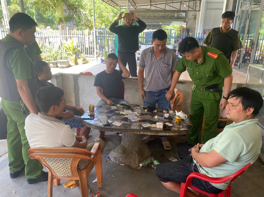 Các đối tượng bị Công an phường An Khê bắt quả tang khi đang đánh bạc. Ảnh: ĐVCC bat-qua-tang-nhom-doi-tuong.jpg