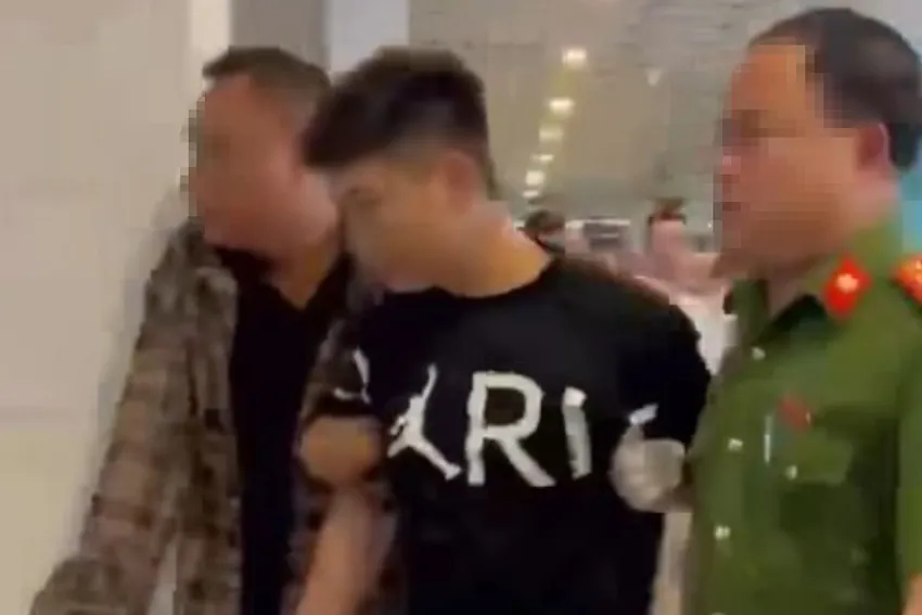 Người đàn ông đã bị khống chế, bắt giữ. Bệnh viện Sản nhi Nghệ An.jpg