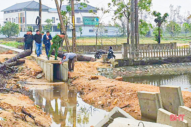 Lực lượng chức năng khoanh vùng hiện trường, kiểm tra nguồn điện và làm rõ sự việc. bqbht_br_1572861768451173059.jpg