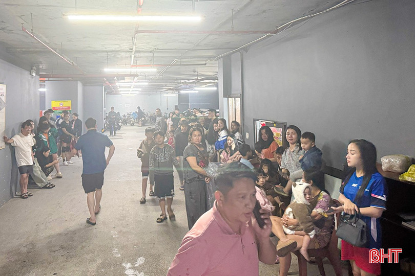 Hàng trăm cư dân chung cư đang di chuyển xuống sảnh và ra ngoài sau khi nghe báo cháy. bqbht_br_x3.jpg