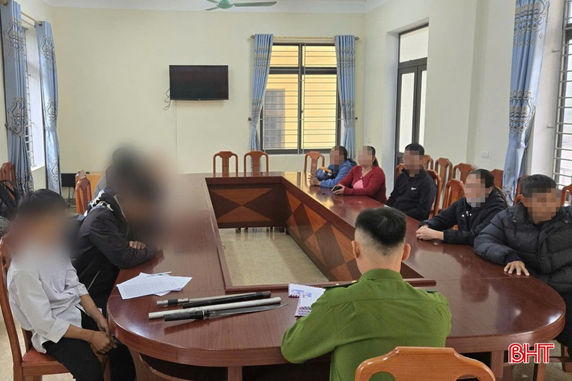 Công an xã Hương Bình làm việc và giao trách nhiệm với phụ huynh và nhóm học sinh. bqbht_br_z7164459011535-b1942b8f74e9f7d51be2148bfb5095a0.jpg