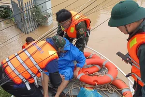 Bộ đội căng mình ứng cứu người dân vùng lũ