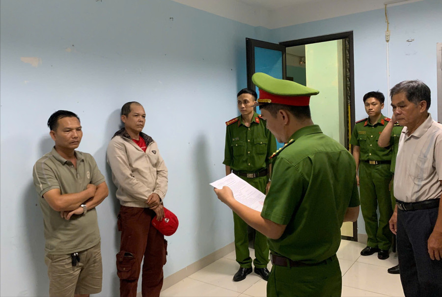 Cơ quan Cảnh sát điều tra Công an tỉnh Gia Lai thi hành lệnh bắt khẩn cấp đối với Lương Ngọc Thạch và Lê Hữu Quang. Ảnh: Thanh Cường co-quan-canh-sat-dieu-tra-cong-an-tinh-gia-lai-thi-hanh-lenh-bat-khan-cap-doi-voi-luong-ngoc-thach-va-le-huu-quang-7233.jpg