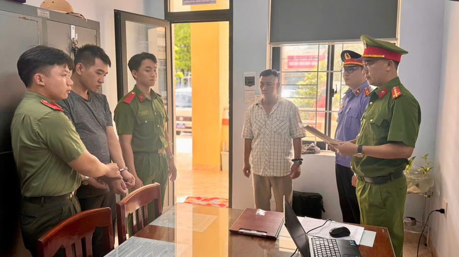 Cơ quan chức năng thi hành lệnh khởi tố và tạm giam 4 tháng đối với bị can Nguyễn Anh Duy. Ảnh: ĐVCC co-quan-chuc-nang-doc-lenh-bat-giu-duy.jpg