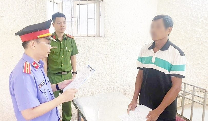 Lực lượng chức năng đọc các quyết định đối với Nguyễn Đình Bồng (Ảnh: Anh Quý) co-y-gay-thuong-tich-1.jpg