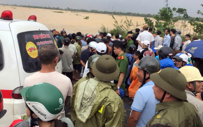 Lật ghe khi đi đập chuột trong lũ, 1 người mất tích -0