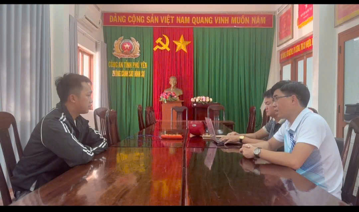 Định (áo khoác nâu) tại thời điểm bị bắt (Ảnh: CACC)