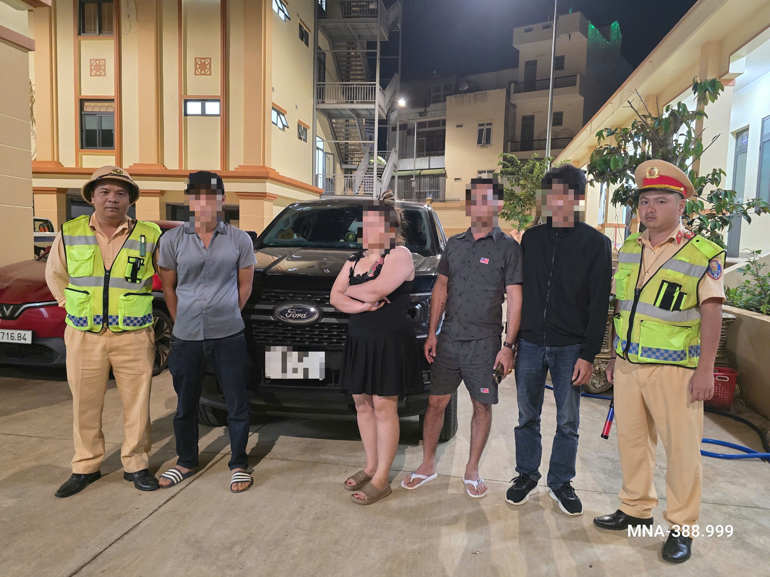 Tài xế xe bán tải đánh người tham gia giao thông gây bức xúc dư luận - Ảnh 1. Tài xế xe bán tải đánh người tham gia giao thông gây bức xúc dư luận - Ảnh 1.