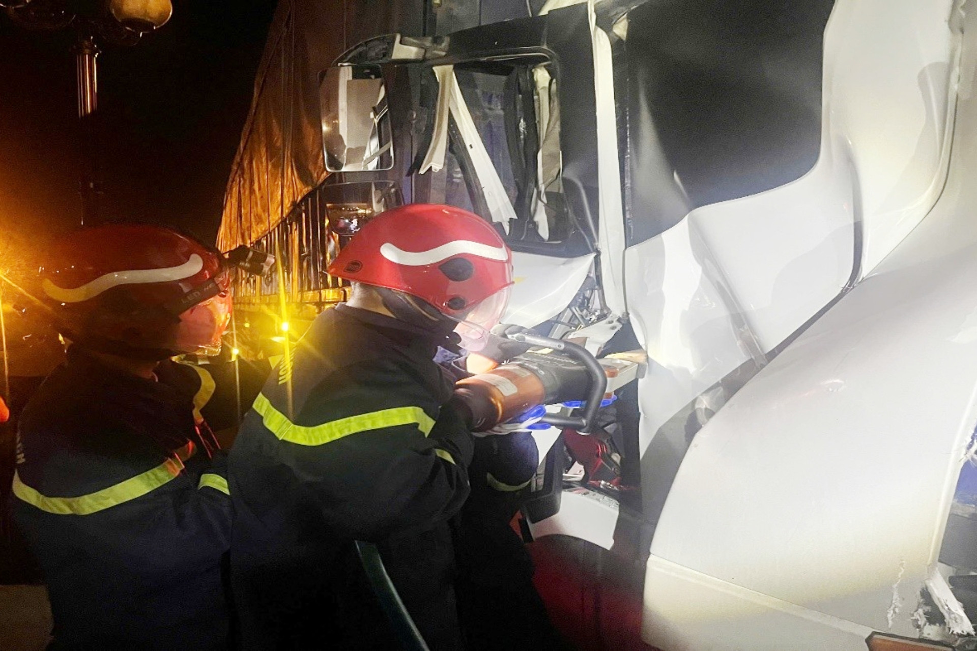 Giải cứu 2 người mắc kẹt trong cabin xe sau tai nạn trên cao tốc TPHCM - Dầu Giây