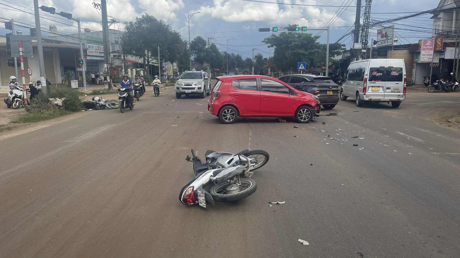 Hiện trường vụ "xe điên" gây va chạm với 3 phương tiện khác. Ảnh: Duy Hải hien-truong-vu-xe-dien-gay-va-cham-voi-3-phuong-tien-khac-anh-duy-hai.jpg