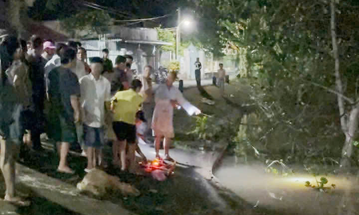 Đông người dân địa phương theo dõi tìm kiếm bé trai bị đuối nước tại rạch Xẻo Điều tối 21-10 - Ảnh: MXH