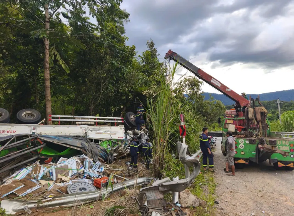 Xe cẩu được điều tới hiện trường để đưa phương tiện ra ngoài. lat-xe-tai-tren-deo-ngoc-vin-4-nguoi-thuong-vong1.jpg