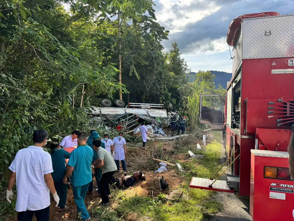 Hiện trường vụ tai nạn lật xe tải. Lật xe tải trên đèo Ngọc Vin, 4 người thương vong