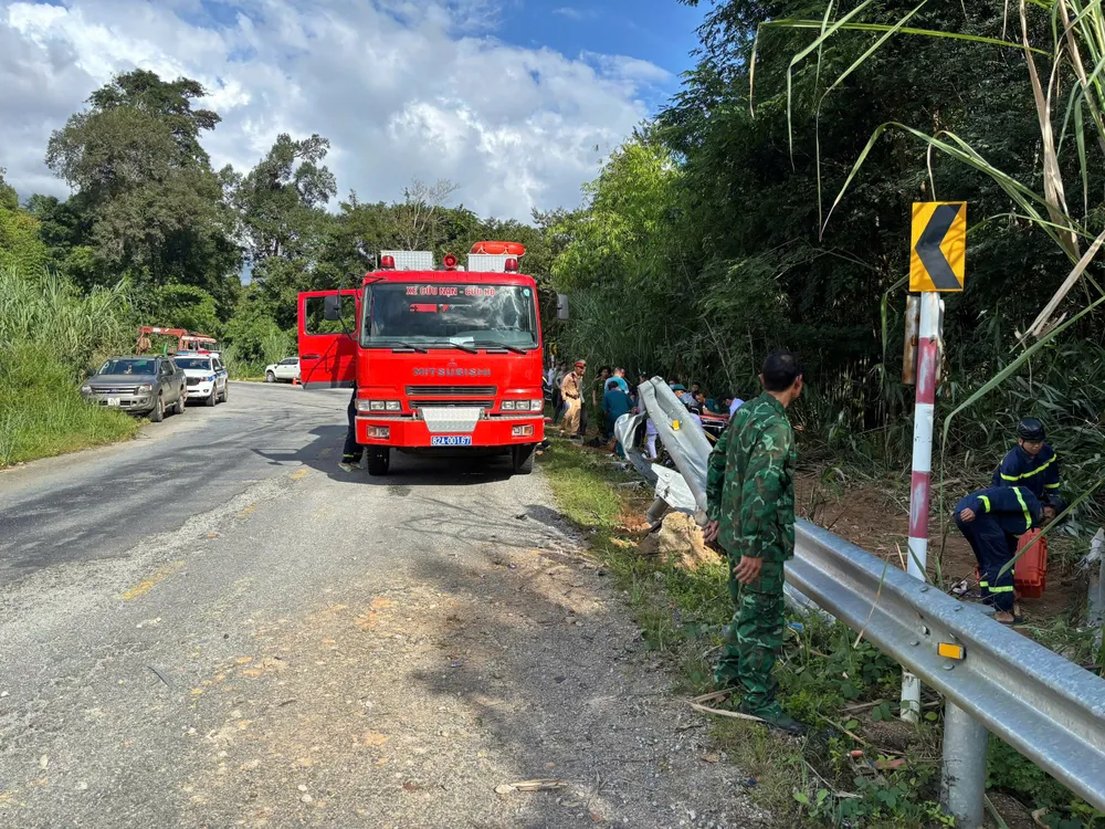 Lực lượng chức năng có mặt tại hiện trường để đưa các nạn nhân ra ngoài. lat-xe-tai-tren-deo-ngoc-vin-4-nguoi-thuong-vong3.jpg