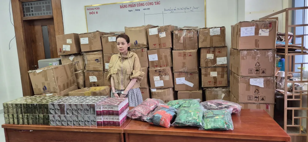 Ngân và các tang vật có liên quan. Ảnh: CA ngan-98-bi-cong-an-tp-hcm-bat-giam-ve-hanh-vi-san-xuat-buon-ban-hang-gia-la-thuc-pham (1).jpg