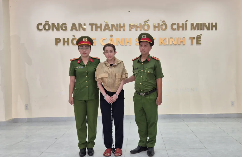 Công an TP.HCM đã khởi tố, bắt giam Ngân để điều tra. Ảnh: CA ngan-98-bi-cong-an-tp-hcm-bat-giam-ve-hanh-vi-san-xuat-buon-ban-hang-gia-la-thuc-pham (4).jpg