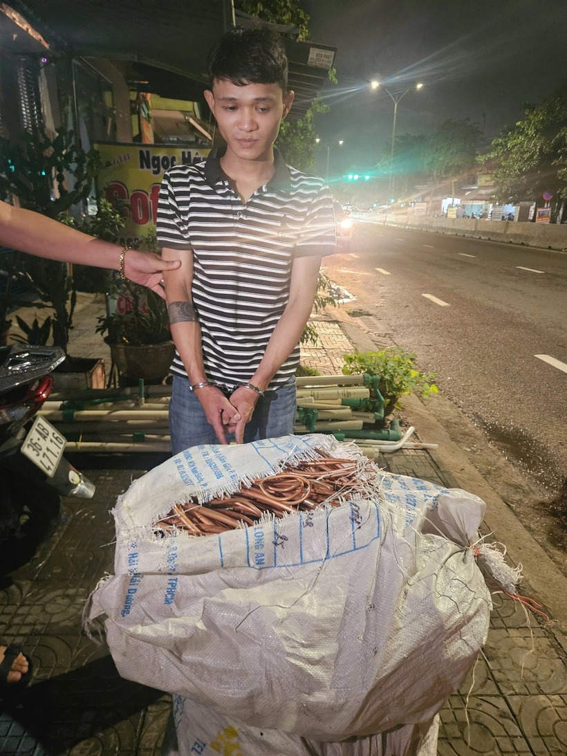 Nguyễn Thanh Hải cùng tang vật. Ảnh: Báo Dân việt.