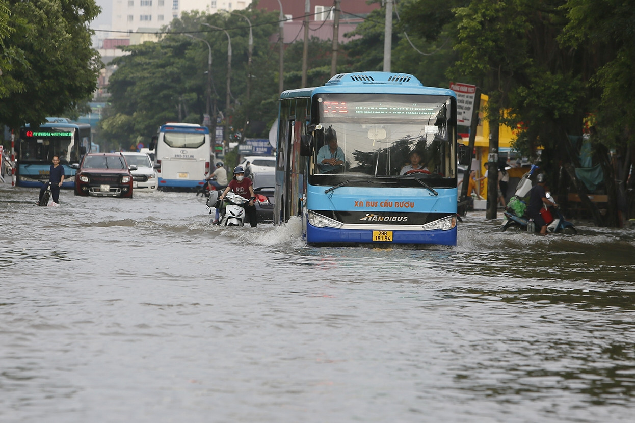Nhiều tuyến đường ở Hà Nội vẫn 'mênh mông biển nước', tài xế phải bất lực quay đầu