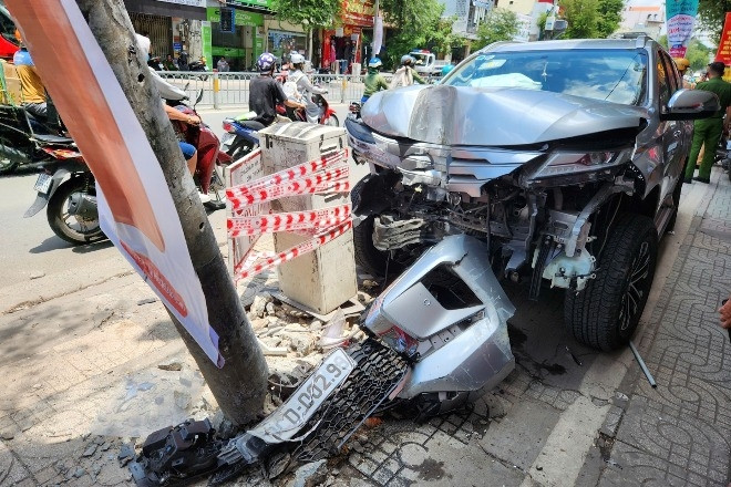 Ô tô 7 chỗ gây tai nạn liên hoàn, tông văng xe máy rồi đâm gãy trụ điện ở TPHCM