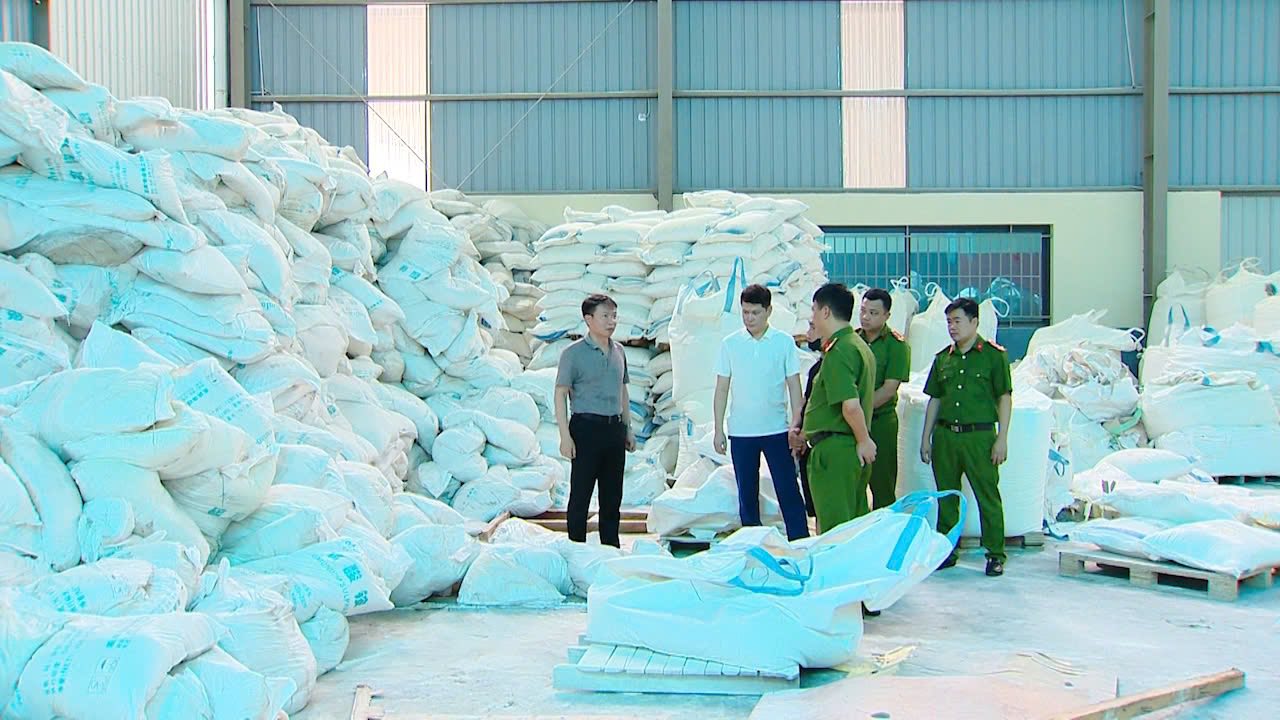 Bắt tạm giam Giám đốc Công ty Sản xuất bình chữa cháy giả tại Phú Thọ - Ảnh 3. Bắt tạm giam Giám đốc Công ty Sản xuất bình chữa cháy giả tại Phú Thọ - Ảnh 3.