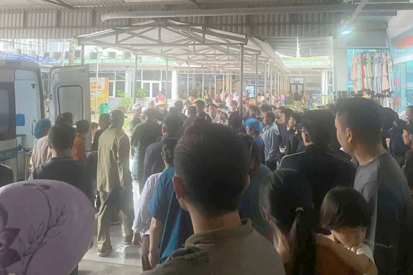 Những nạn nhân bị thương được chuyển lên tuyến trên cấp cứu. tan-cong-benh-vien.jpg