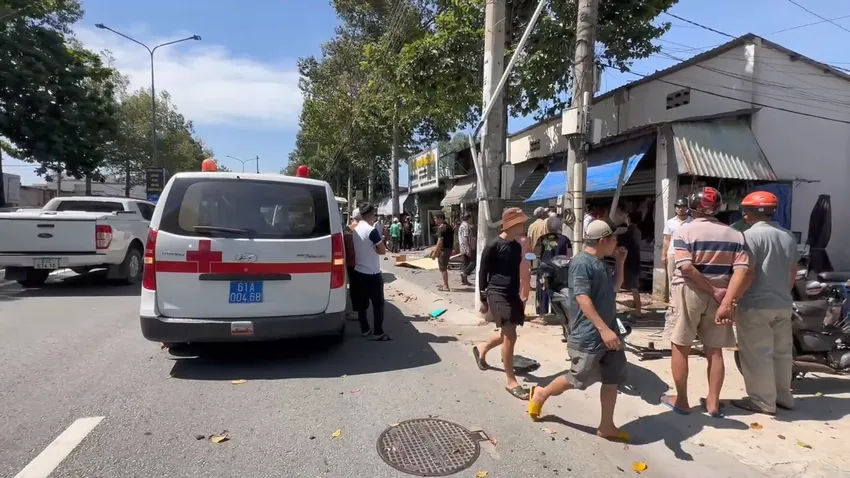 Hiện trường vụ tai nạn thương tâm. Ảnh: KD taxi công nghệ.jpg