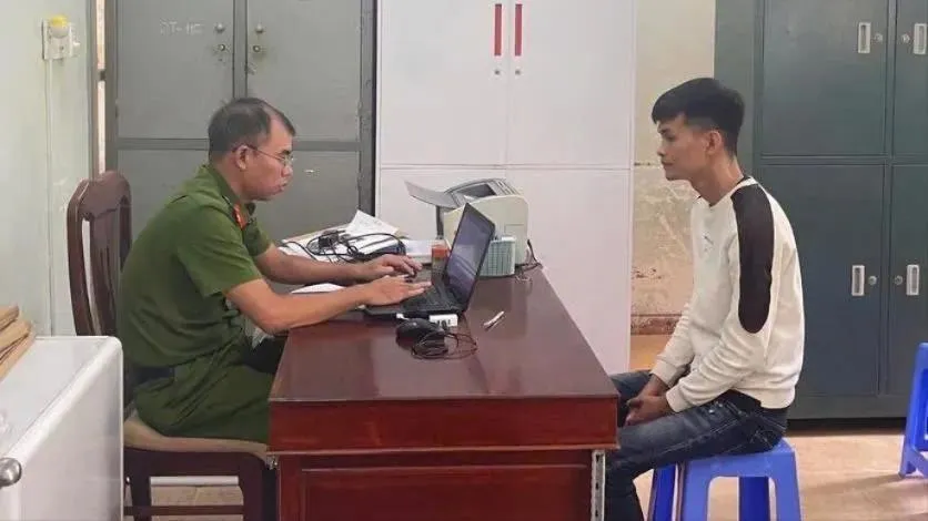 Trần Triệu Qúi tại cơ quan công an. Ảnh: C.A thanh niên xăm trổ 1.jpg