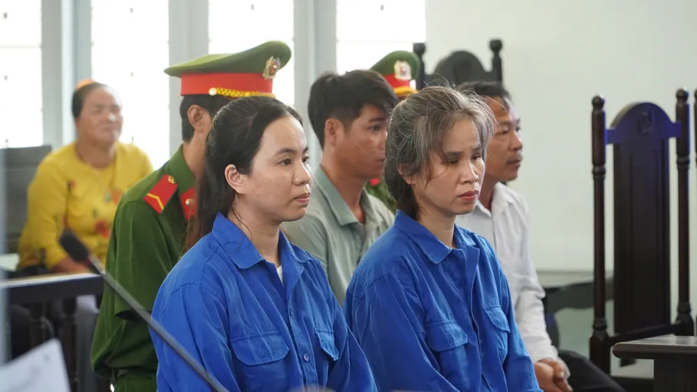 Hai bị cáo Nguyễn Thị Ngọc Lan, Nguyễn Thị Hoài Diễm tại phiên tòa. thien-trieu-nam-quoc-3-7724-6855.jpg.jpg