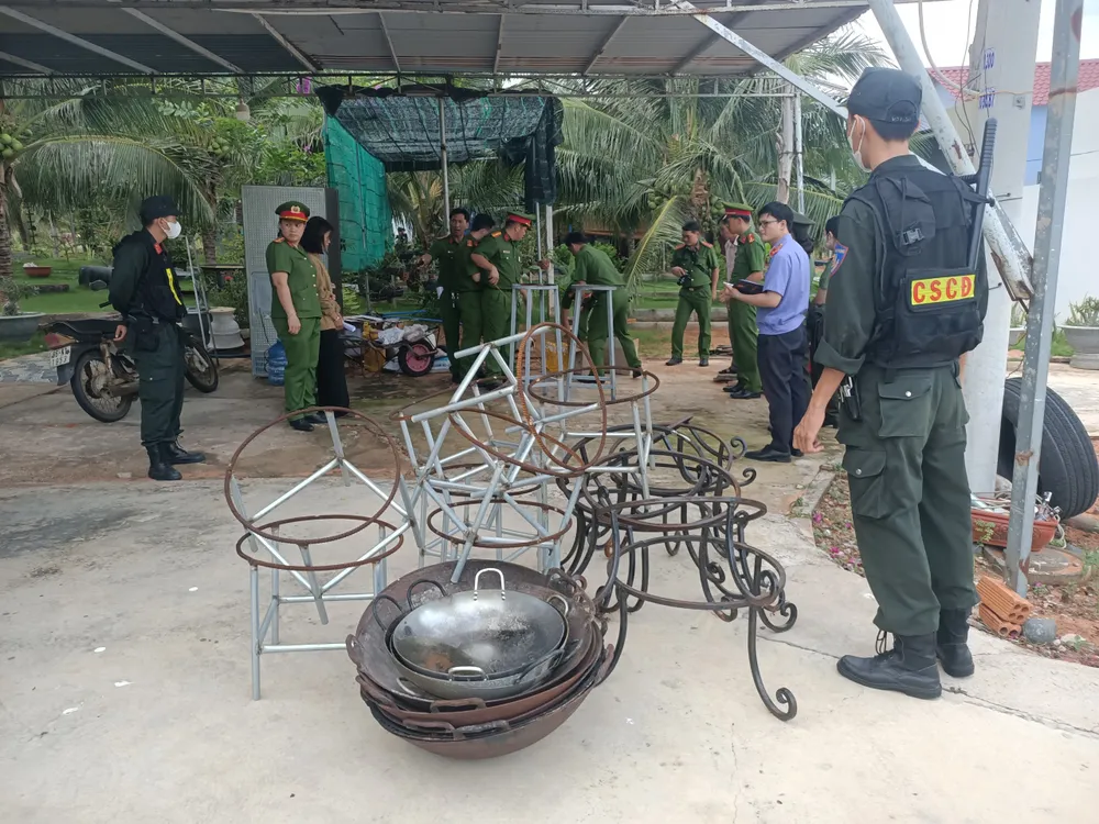 Cơ quan CSĐT khám xét, thu giữ rất nhiều dụng cụ để phục vụ cúng bái. thien-trieu-nam-quoc-5-3546-1156.jpg.jpg