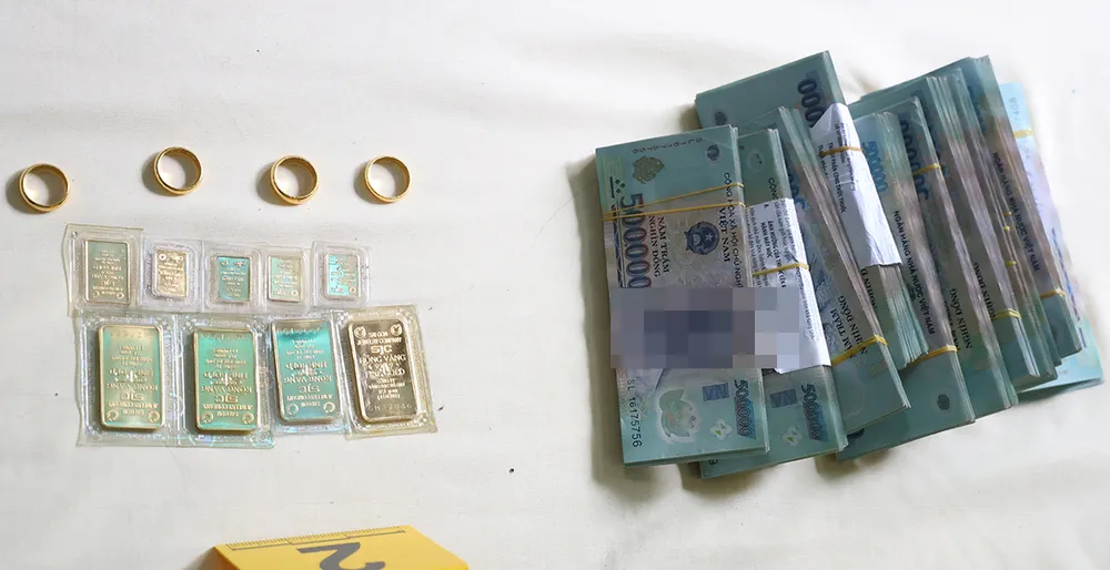 Số tiền, vàng được cơ quan công an thu hồi tien.jpg