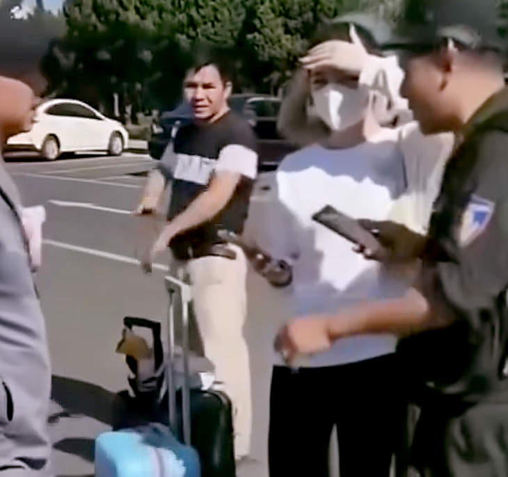 Công an lên tiếng vụ clip 'tố' cảnh sát cơ động cản người đặt taxi công nghệ ở sân bay Liên Khương - Ảnh 1.