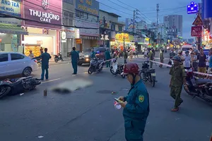 Tông trúng xe ôm công nghệ, người đàn ông văng lên cao, đập đầu xuống đường tử vong