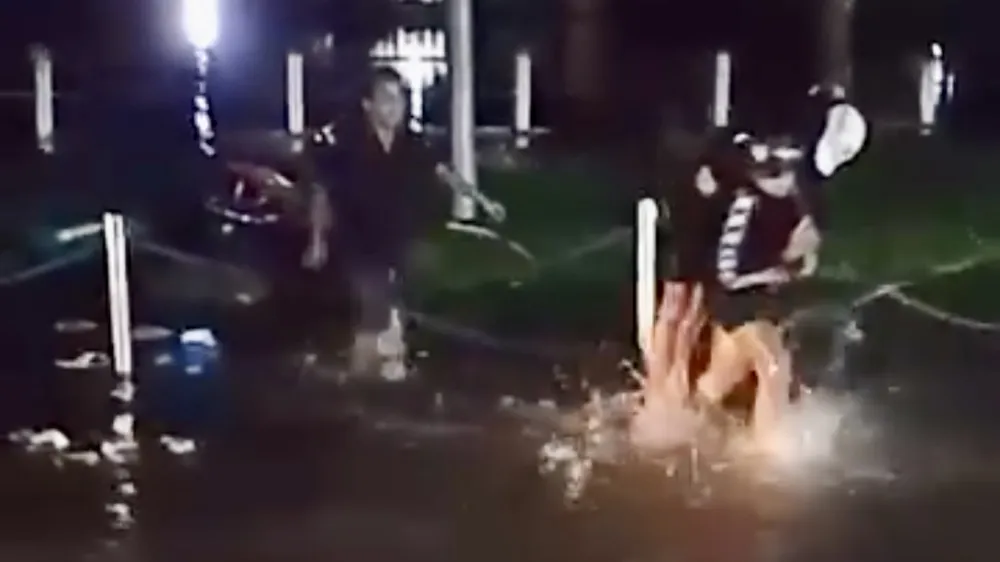 Người dân đưa em nhỏ ra khỏi khu vực nghi rò rỉ điện triều cường,điện giật,cần thơ