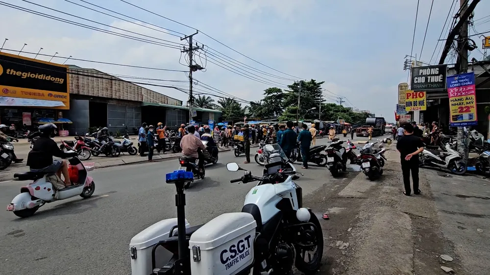 Trượt ngã vào hông xe đầu kéo chở thép cuộn, cô gái tử vong ở phường Tân Tạo