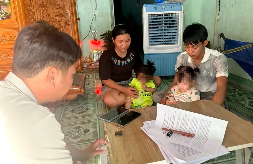 Vợ chồng anh Huỳnh Trần Kiệt chia sẻ với PV báo Pháp Luật TP.HCM. Ảnh: H.H vksnd-toi-cao-ra-thong-bao-rut-kinh-nghiem-vu-chong-giao-cau-voi-vo-khi-vo-chua-du-16-tuoi.png