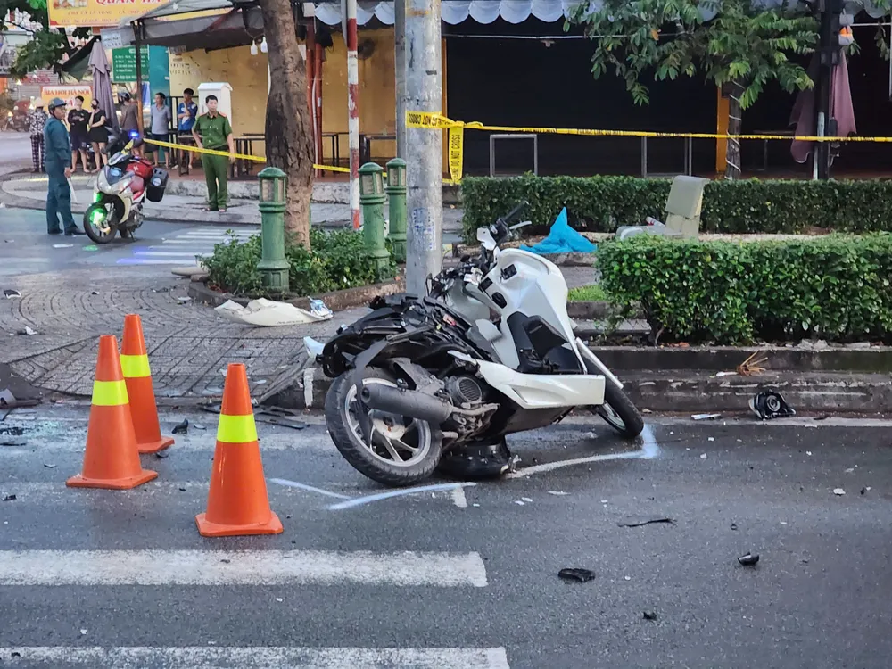 Chiếc xe máy hư hỏng nặng sau va chạm. Ảnh: HT xe-may-va-cham-xe-tai-dong-lanh-doi-nam-nu-nguoi-chet-nguoi-nguy-kich-0.jpg