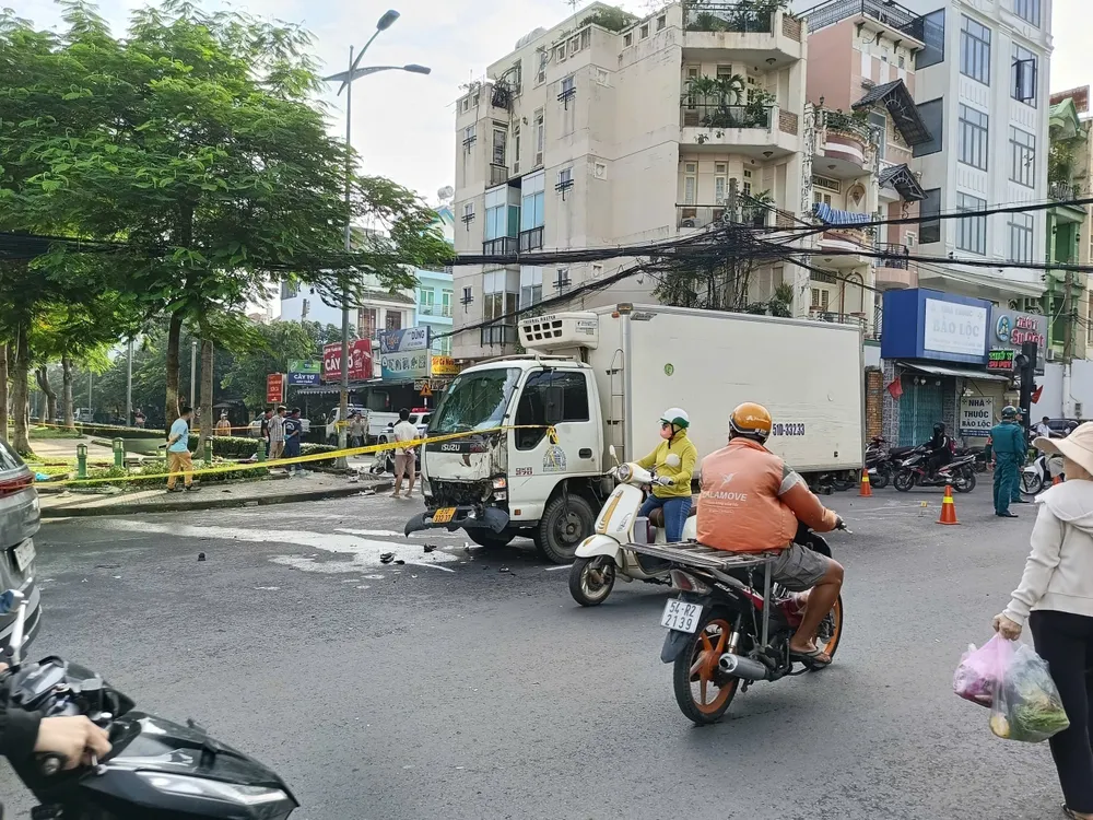 Vụ tai nạn khiến một người chết, một người bị thương nặng. Ảnh: HT Xe máy va chạm xe tải đông lạnh, đôi nam nữ người chết, người nguy kịch