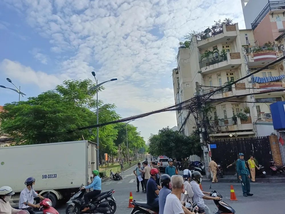 Lực lượng chức năng sau đó phong tỏa hiện trường, khám nghiệm điều tra. Ảnh: HT xe-may-va-cham-xe-tai-dong-lanh-doi-nam-nu-nguoi-chet-nguoi-nguy-kich-9.jpg