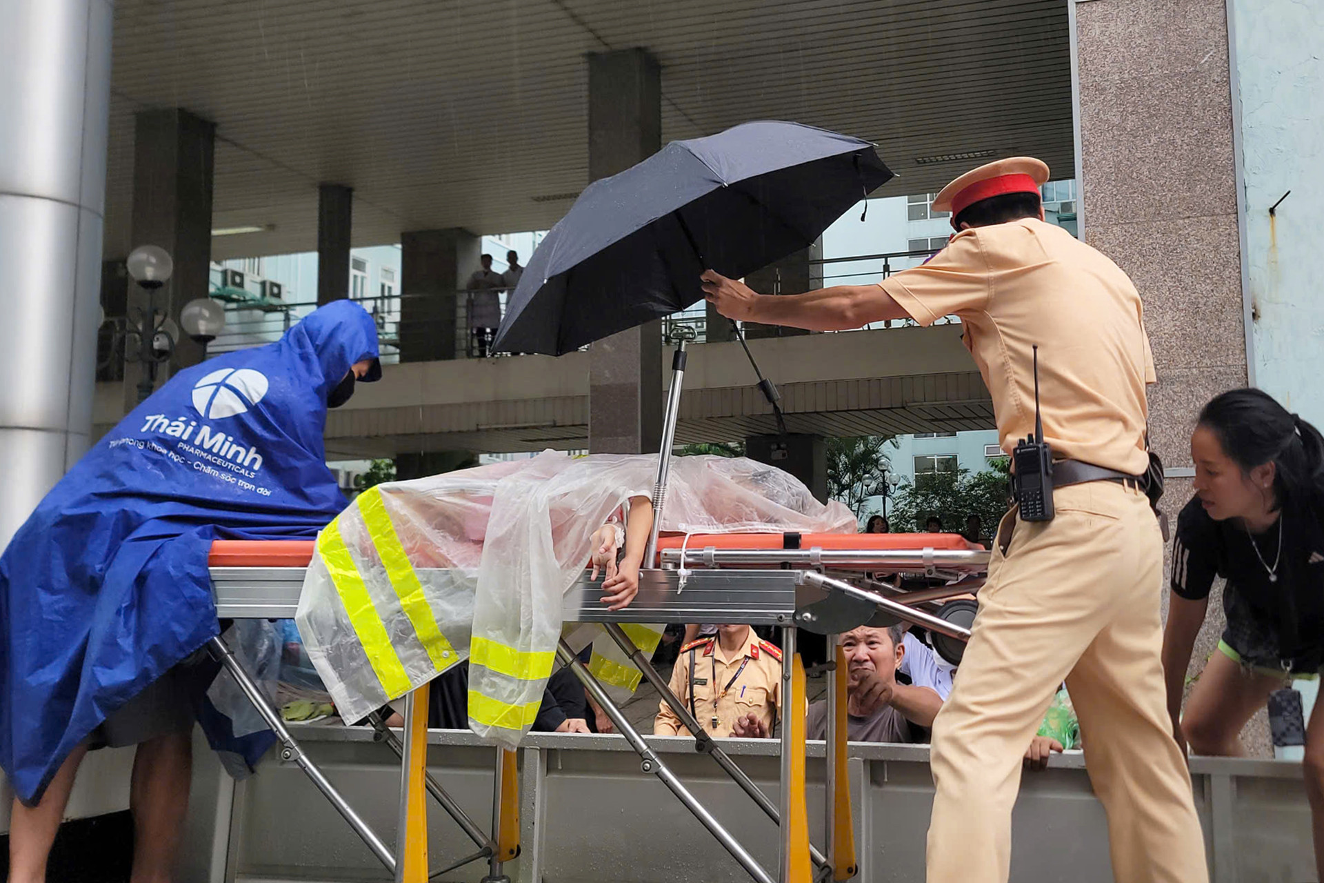 Lời khẩn cầu giữa điểm ngập lút bánh xe ở Hà Nội, cảnh sát lập tức vào cuộc