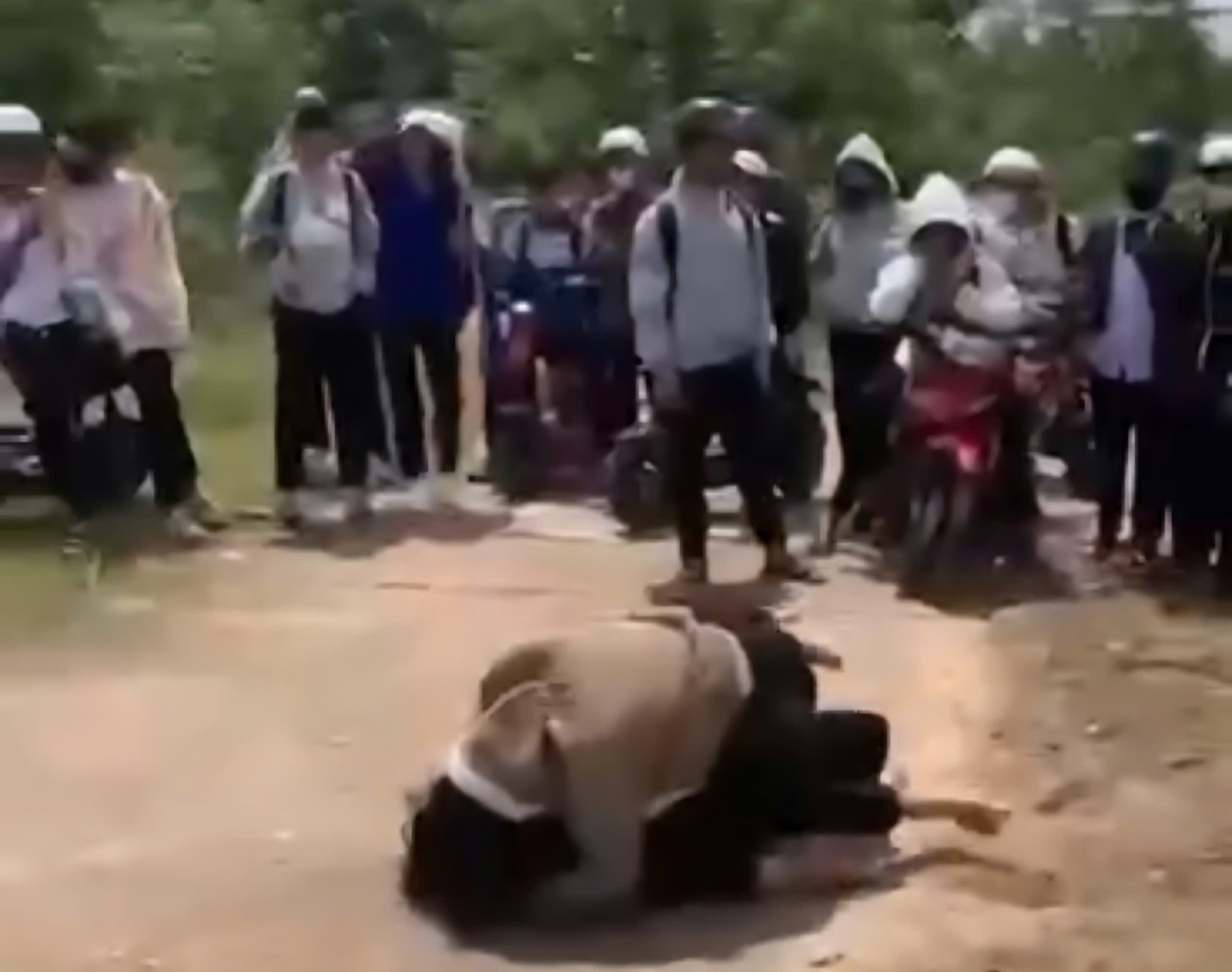 Nữ sinh đánh nhau giữa sân trường: Nhóm bạn reo hò cổ vũ cuộc sô - lô - Ảnh 1. Nữ sinh đánh nhau giữa sân trường: Nhóm bạn reo hò cổ vũ cuộc sô - lô - Ảnh 1.