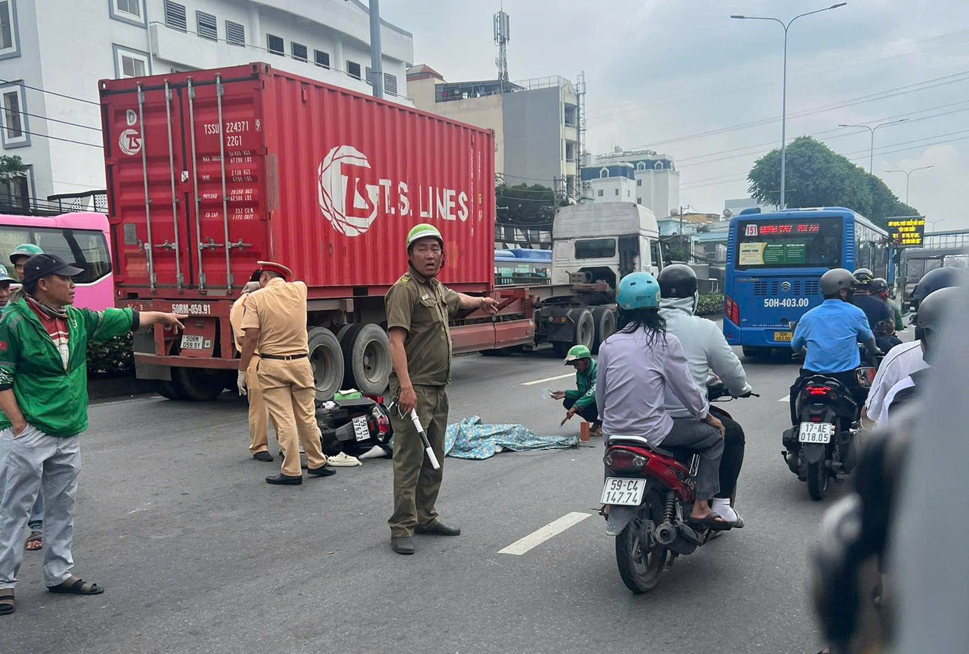 Hiện trường vụ tai nạn z7101789370162-537c7684f38ada01d30cf4441f6998e7.jpg