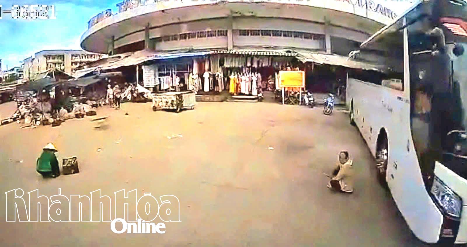 Bà Tr. đang ngồi trong sân Chợ Đầm tròn, thì bị xe khách đi tới tông trọng thương ở vùng chân phải