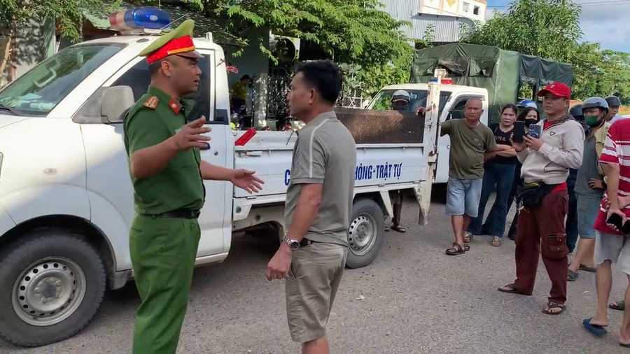 Công an phường An Khê có mặt tại hiện trường để giải quyết sự việc. Ảnh: ĐVCC z7124376916456-f8fafd90f6d83632f524ed0f8687e957.jpg