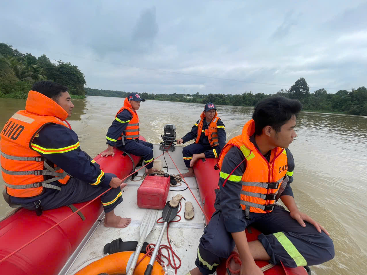 Tìm thấy thi thể nam thanh niên nghi nhảy cầu tự tử dưới sông Sêrêpốk - Ảnh 1.