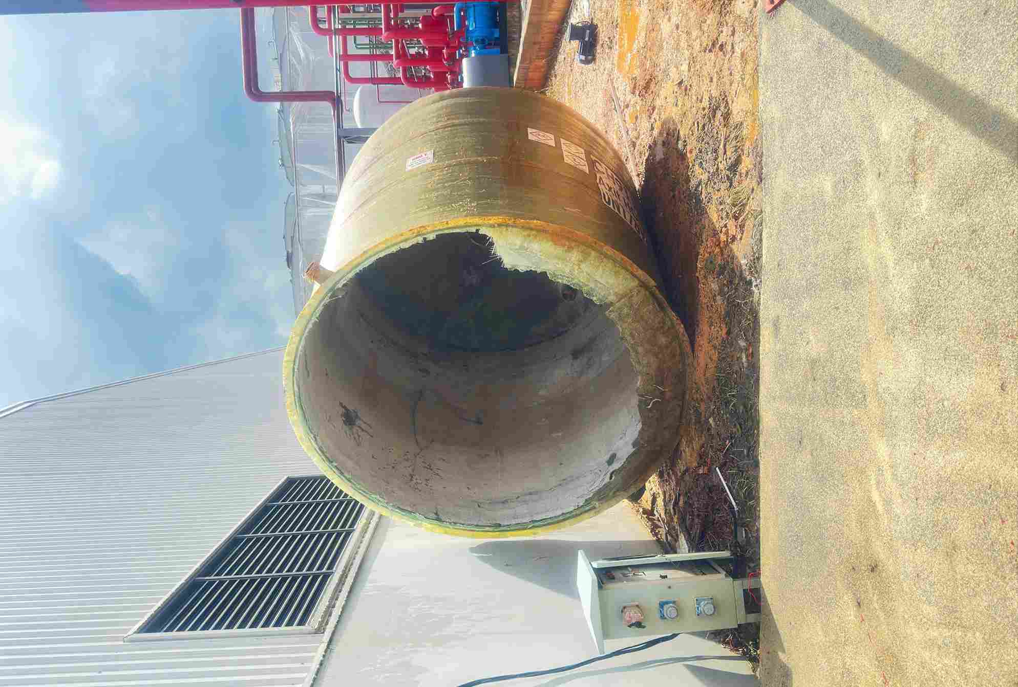 Bồn chứa axit phát nổ tại hiện trường. Ảnh: Hải Đường