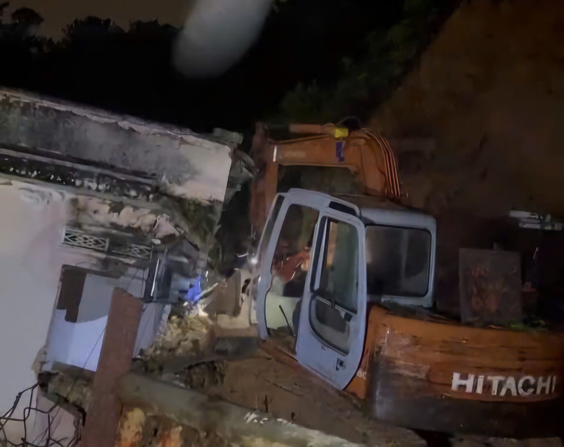 Hiện trường vụ sạt lở taluy đổ ập xuống nhà dân ở Đà Lạt. Ảnh: Người dân cung cấp