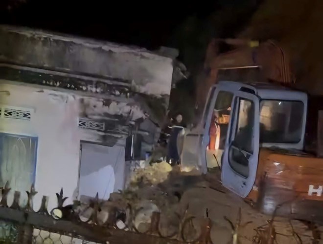 Kịp thời giải cứu bé gái 8 tuổi mắc kẹt sau vụ sạt lở đất ở Lâm Đồng