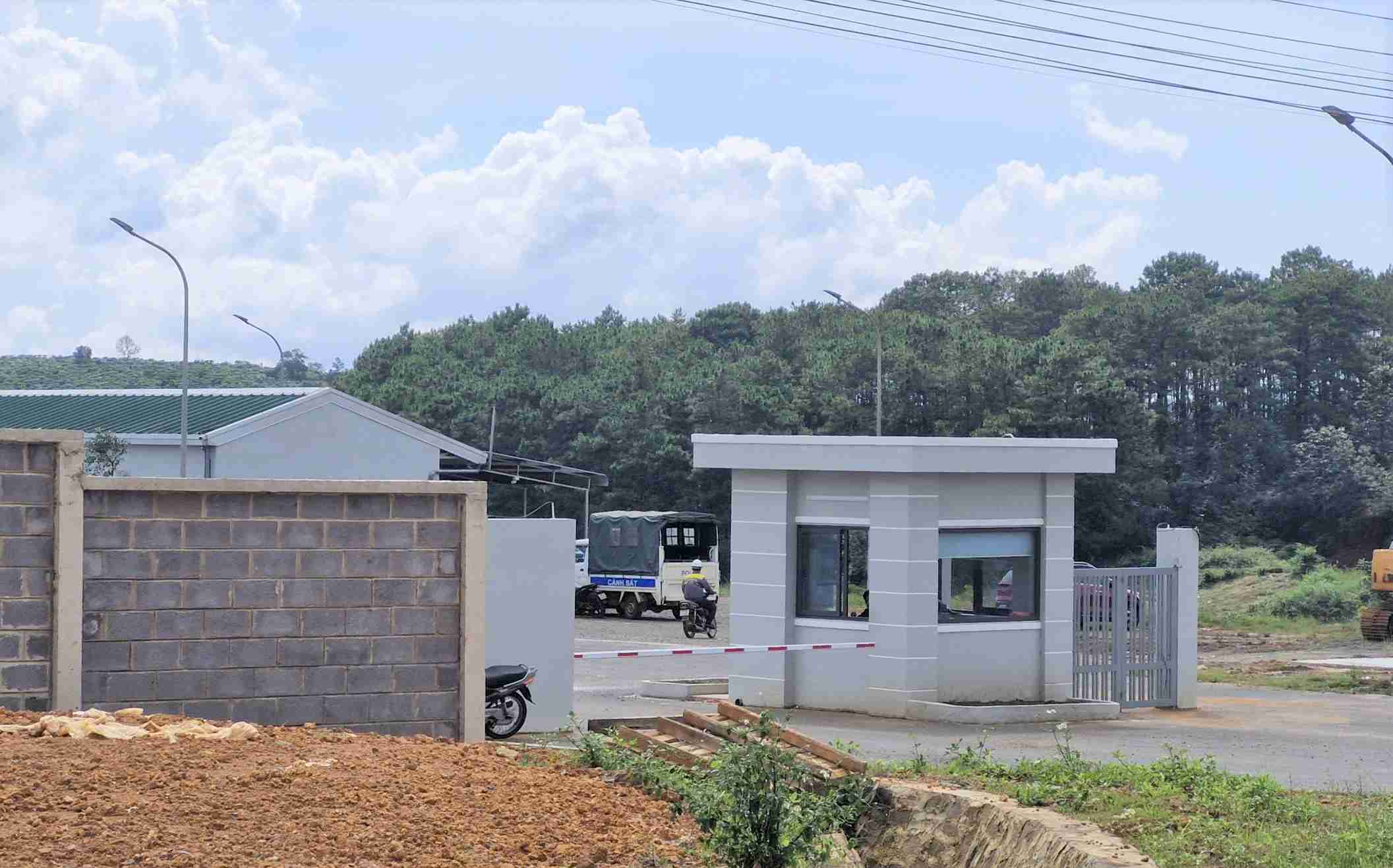 Cơ quan điều tra Công an tỉnh Lâm Đồng đang có mặt điều tra, làm rõ nguyên nhân vụ nổ. Ảnh: Hải Đường